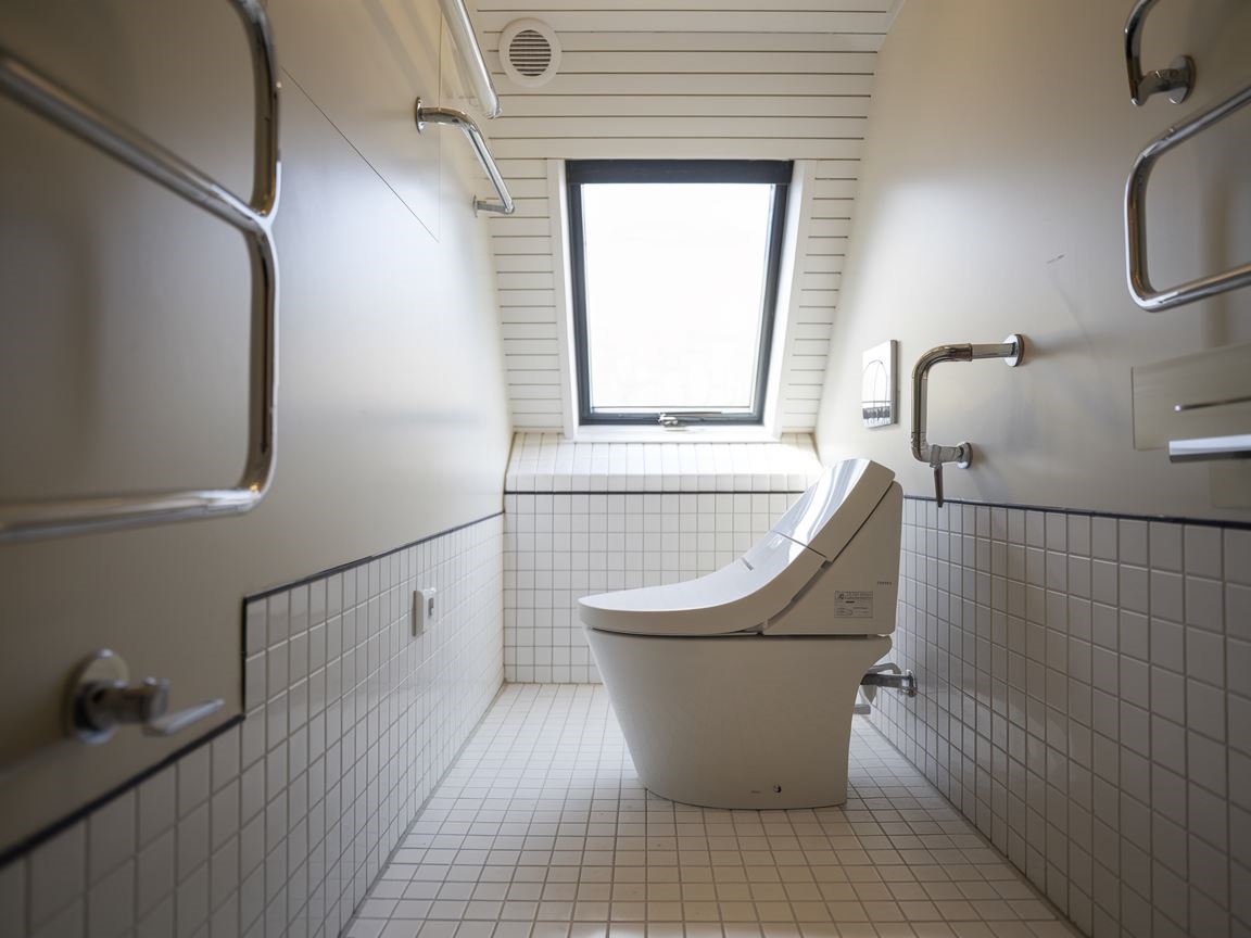 Minimalistyczny design toalety do łazienki
